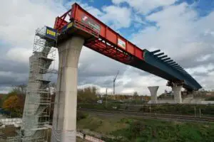 Beeindruckend: Die neue Salzbachtalbrücke wird mittels modernster Hydrauliktechnik vom Hang aus auf die Pfeiler geschoben. - Foto: Autobahn West GmbH