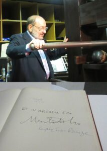Umberto Eco bei seinem Besuch im Mainzer Gutenberg-Museum - und sein Eintrag ins Gästebuch damals. - Foto: gik