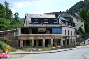 Zerstörtes Hotel Lang in Altenahr im Juli 2022 - ein Jahr nach der Katastrophe. - Foto: gik