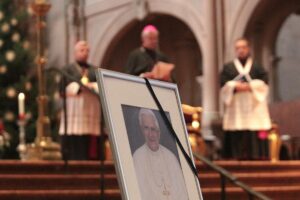 Andacht für den verstorbenen Papst Benedikt em. im Mainzer Dom am Samstagmittag. - Foto: Bistum Mainz
