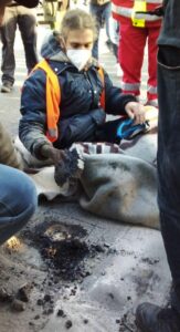 Ein Aktivist musste mit Borhammer und Trennschleifer aus der Fahrbahn gefräst werden. - Foto: Letzte Generation 