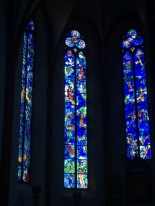 Chagall-Fenster in St. Stephan in dem typischen, unverwechselbaren Blau: Verkündung der Bibel, Botschaften des Friedens. - Foto: gik 