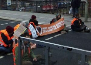 Forderungsbanner der "Letzten Generation" bei der Blockade der Alicenbrücke in Mainz am Freitagmorgen. - Foto: Letzte Generation