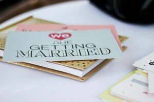 Grußkarten, ob zur Hochzeit oder zum Geburtstag, sind beliebt. - Foto: michelle.com on Unsplash