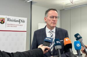 Innenminister Michael Ebling (SPD) beim Interview in Sachen Revisionsbericht Aktenvorlage. - Foto: gik