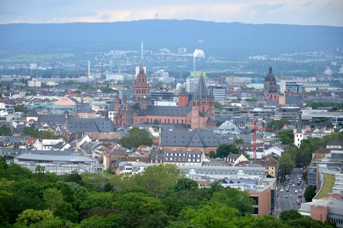 Noten aus der Wirtschaft für Mainz: Zufriedenheit gestiegen, Kritik an Stadtverwaltung und Gewerbeflächen