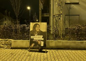 Plakat der CDU-OB-Kandidatin Manuela Matz am Mittwochabend gegen 19.00 Uhr in Mainz-Bretzenheim. - Foto: gik