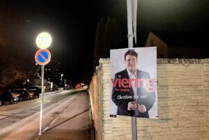 Plakat des Grünen-OB-Kandidaten Christian Viering am Mittwochabend gegen 19.00 Uhr in Mainz-Bretzenheim. - Foto: gik