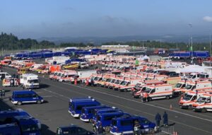 DRK Helfer warten am 29. Juli 2021 am Nürburgring auf ihren Einsatz im Ahrtal, viele warteten vergeblich. - Quelle: Badisches Rotes-Kreuz-Tobias-Pieper.jpg