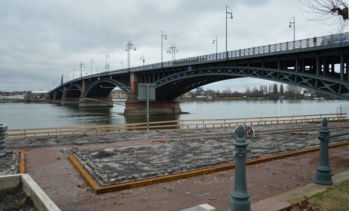 Rheinufer in Mainz wird neu gestaltet: Neue Ufertreppe an alter Holzschlepprampe – Absage an mehr Gastronomie