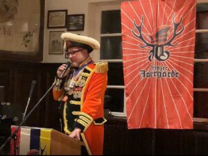 Bernd Frank vor einer Fahne der Meenzer Jägergarde, die natürlich ein Hirsch ziert. - Foto: gik