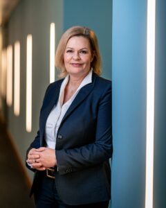 Nancy Faeser (SPD) als Bundesinnenministerin. - Foto: Peter Jülich /BMI