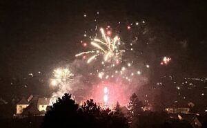 Große Feuerwerks-Show am Himmel über Mainz um kurz nach Mitternacht. - Foto: gik
