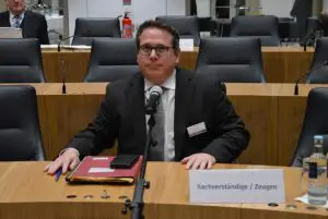 Gerät immer mehr unter Druck: ADD-Präsident Thomas Linnertz vergangenen Freitag vor dem Untersuchungsausschuss des Landtags. - Foto: gik