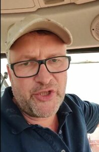 Markus Wipperfürth in einem seiner Videos auf seinem Traktor im Ahrtal. - Screenshot: gik