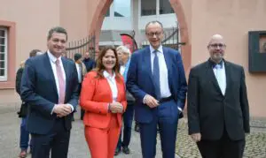 CDU-Chef Friedrich Merz (2. von rechts) war zur Wahlkampfunterstützung für OB-Kandidatin Manuela Matz nach Mainz gekommen. - Foto: gik