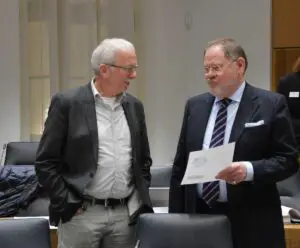 AfD-Obmann Michael Frisch (links) mit einem Mitarbeiter im Untersuchungsausschuss des Mainzer Landtags. - Foto: gik