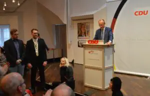 Zwei Klima-Aktivistinnen stürmten den Saal und unterbrachen die Rede von CDU-Chef Friedrich Merz - Klebe-Aktion inklusive. - Foto: gik