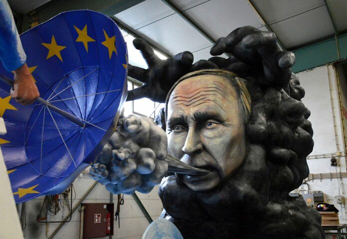 Motivwagen im Mainzer Rosenmontagszug: Scholzomat, Ostwind Putin, Iran-Revolution und Schorle-Michi – Beißende Politkritik