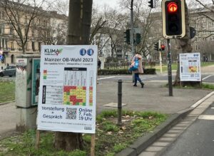 Plakate des Klima-Checks von Scientists for Future an einer zentralen Kreuzung in der Mainzer Innenstadt. - Foto: gik