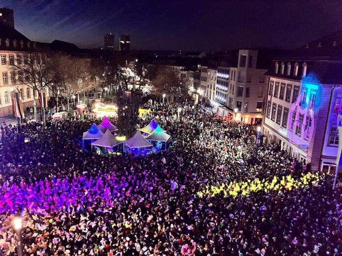 Zehntausende feiern in Mainz friedliche Rosenmondnacht nach Rosenmontagszug – Müllberge in der Nacht