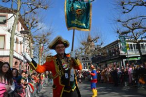 Die Meenzer Jägergarde aka Bernd Frank im Rosenmontagszug 2023. - Foto: gik