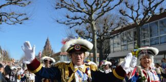 Neujahrsumzug der Mainzer Garden: Start in ultra-kurze Fastnachtskampagne 2024 – Goldene Schoppestecher zum Kauf