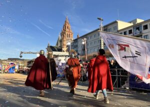 2023 marschierte die Unsichtbare Römergarde das erste Mal ganz sichtbar im Rosenmontagszug mit. - Foto: gik