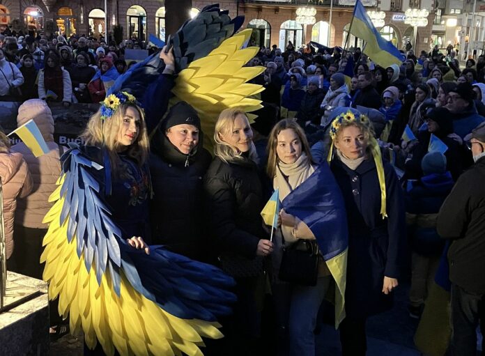 Licht für die Ukraine: Protestdemo in Mainz zum vierten Jahrestag des russischen Angriffs auf die Ukraine