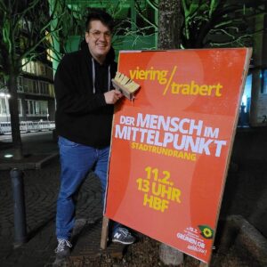Grünen-OB-Kandidat Christian Viering mit Wahlplakat-. - Foto: Grüne Mainz 