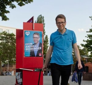SPD-Stadtrat Andreas Behringer im Kommunalwahlkampf 2019 mit seiner "Ansprech-Bar". - Foto: Behringer