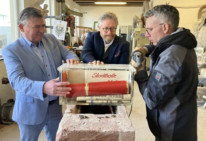 „Zaubriges Mainz“: Grundstein der Mainzer Rheingoldhalle von 1965 geöffnet – Fotos, Baupläne und Urkunde entdeckt