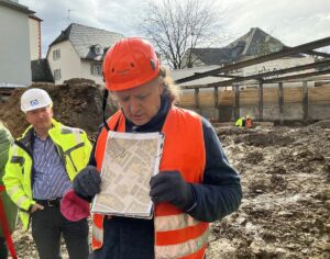 Grabungsleiter Thomas Dederer mit einem Plan der Gebäude aus der Barockzeit, links daneben: Molitor-Chef Tim Gemünden. - Foto: gik