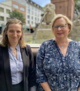 Die SPD-Politikerinnen Jana Schneiß und Alexandra Gill-Geers im Juli 2022 beim Wechsel des SPD-Fraktionsvorsitzes. - Foto SPD Mainz