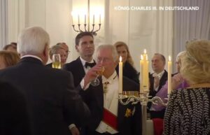 König Charles III. beim Staatsbankett in Schloss Bellevue beim fröhlichen Anstoßen. - Screenshot: gik