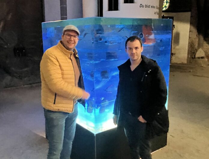 Ein Stück eingefrorene Flut: Momahr-Kubus erinnert an Flutkatastrophe an der Ahr – Baustein der Erinnerungskultur