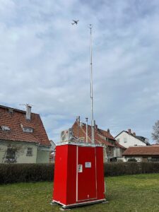 Die neue Messstation für Ultrafeinstaub in Mainz-Hechtsheim - mit Flugzeug am Himmel. - Foto: Ditas/HLNUG