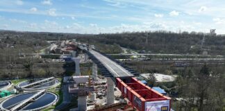 Salzbachtalbrücke an der A66 in Wiesbaden kommt schneller voran: Letzter Brückenabschnitt eingeschoben