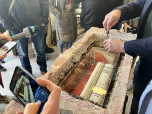 Erster Blick auf die noch verschlossene Zeitkapsel im Grundstein der Mainzer Rheingoldhalle. - Foto: gik