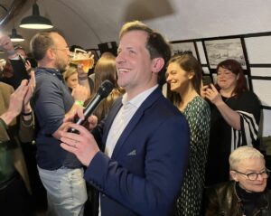 Strahlender Wahlsieger um 19.00 Uhr: der parteilose Nino Haase wird neuer Oberbürgermeister von Mainz. - Foto: gik