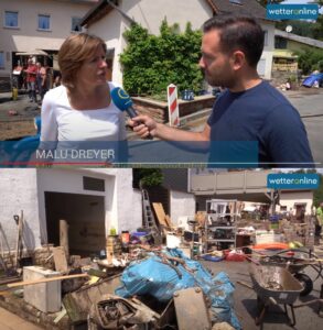 Ministerpräsidentin Malu Dreyer /SPD) 2018 in Dudeldorf, wo eine Flutwelle den Ort verwüstete. - Screenshots: gik
