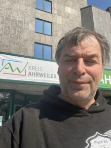 Gartenbauunternehmer Wilhelm Hartmann vor der Kreisverwaltung Ahrweiler. - Foto: Hartmann