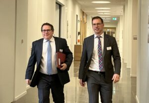 ADD-Präsident Thomas Linnertz (links) am 27.04.2023 auf dem Weg zum Untersuchungsausschuss. - Foto: gik