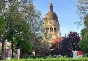Rund um die Christuskirche kommt es am Mittwochnachmittag zu Staus - wegen mehrere Demos. - Foto: gik