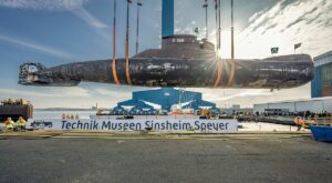 Verladung des U-Boot U17 auf das Schwimmponton Lastdrager 27 von Van der Wees für den Transport ins Technik Museum Speyer. - Foto: Technikmuseum