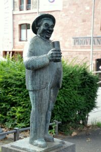 Das Denkmal des Mainzer Schoppestechers vor dem Proviantamt in Mainz. - Foto: gik