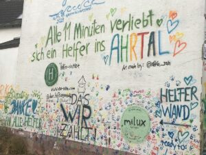 Die Helfer-Wand an einem zerstörten Haus in Dernau an der Ahr im Juli 2022. - Foto: gik