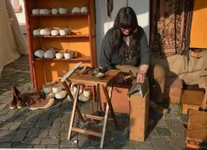 Handwerkskunst wie hier bei einer Schuhmacherin auf einem, Mittelaltermarkt hätte es auch in Laubenheim geben sollen. - Foto: gik