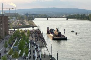 Hunderte kamen zum Zollhafen in Mainz, um U17 zu bestaunen. - Foto: gik
