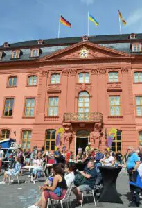 Party vor dem Landtag: Beim Verfassungsfest 2022. - Foto: gik